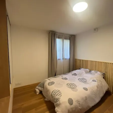 De 100m2 Dans Un דירה *