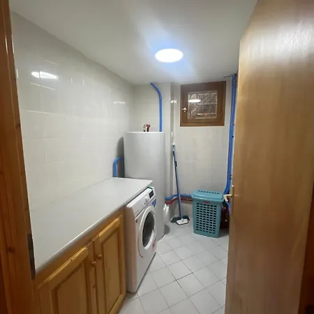 De 100m2 Dans Un דירה